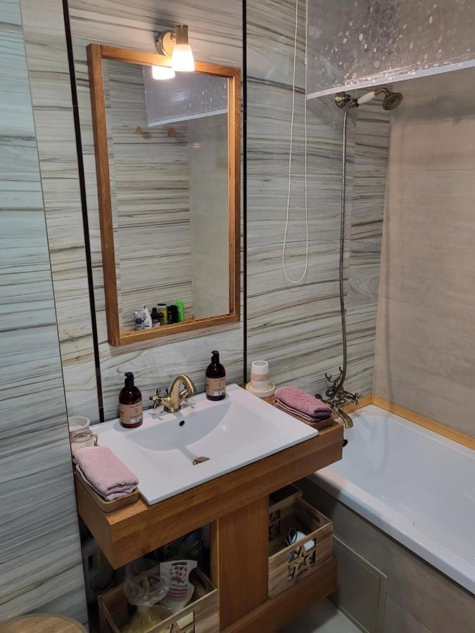 Art House Apartment Floresti  Luaran gambar